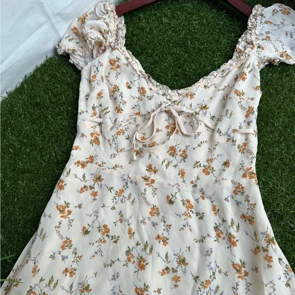 Reformation Maebry Dress
Color: Julius Size 6 New without tags $248 - Picture 9 of 15